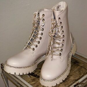 Beige Clog Boot w/ Silver Glitter Shoestrings
SZ: 6
Brand New
